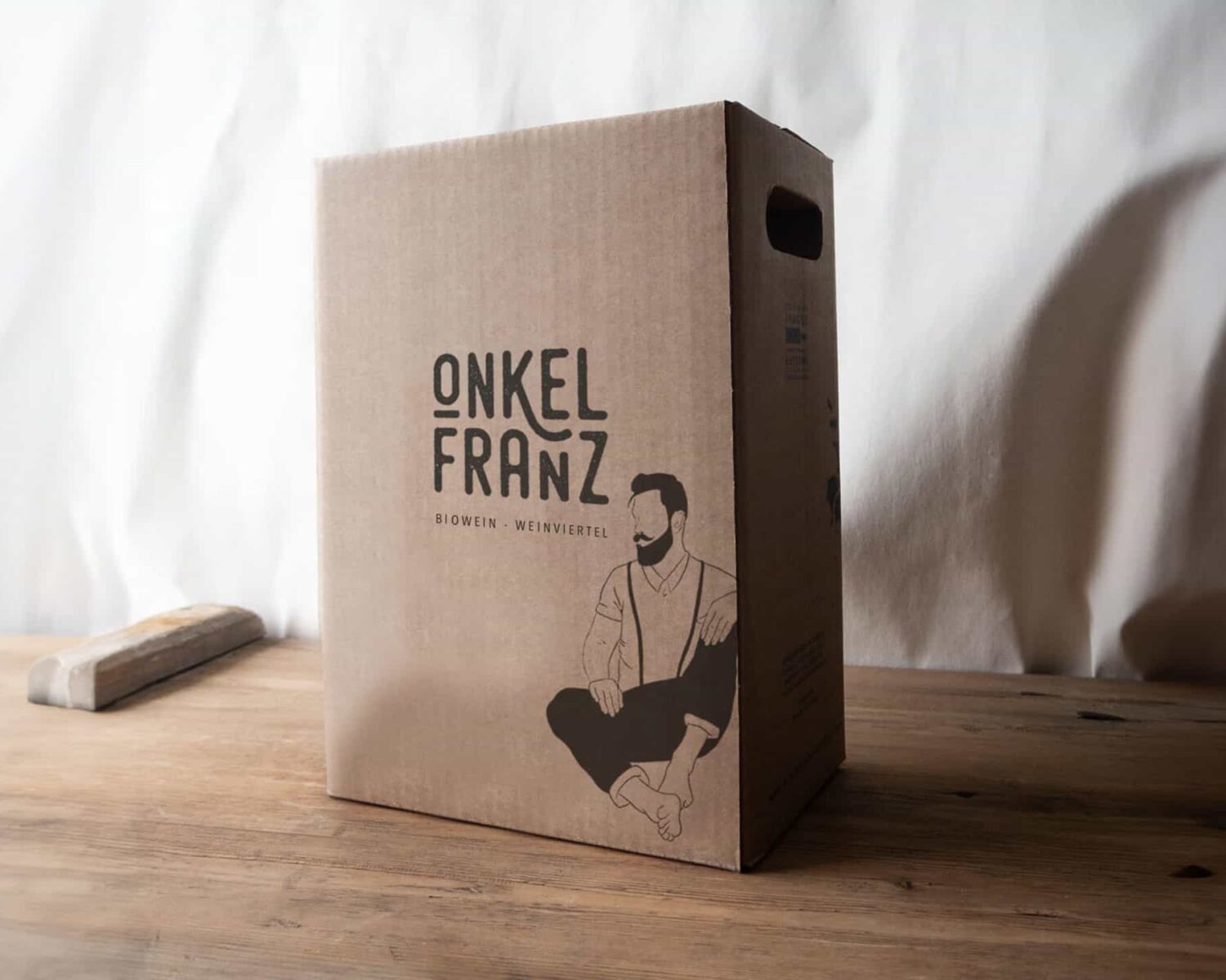 Ein Mockup des Onkel Franz Weinkartons.