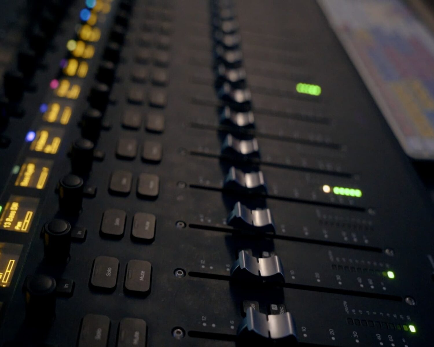 Darstellung eines Audiomischpults.