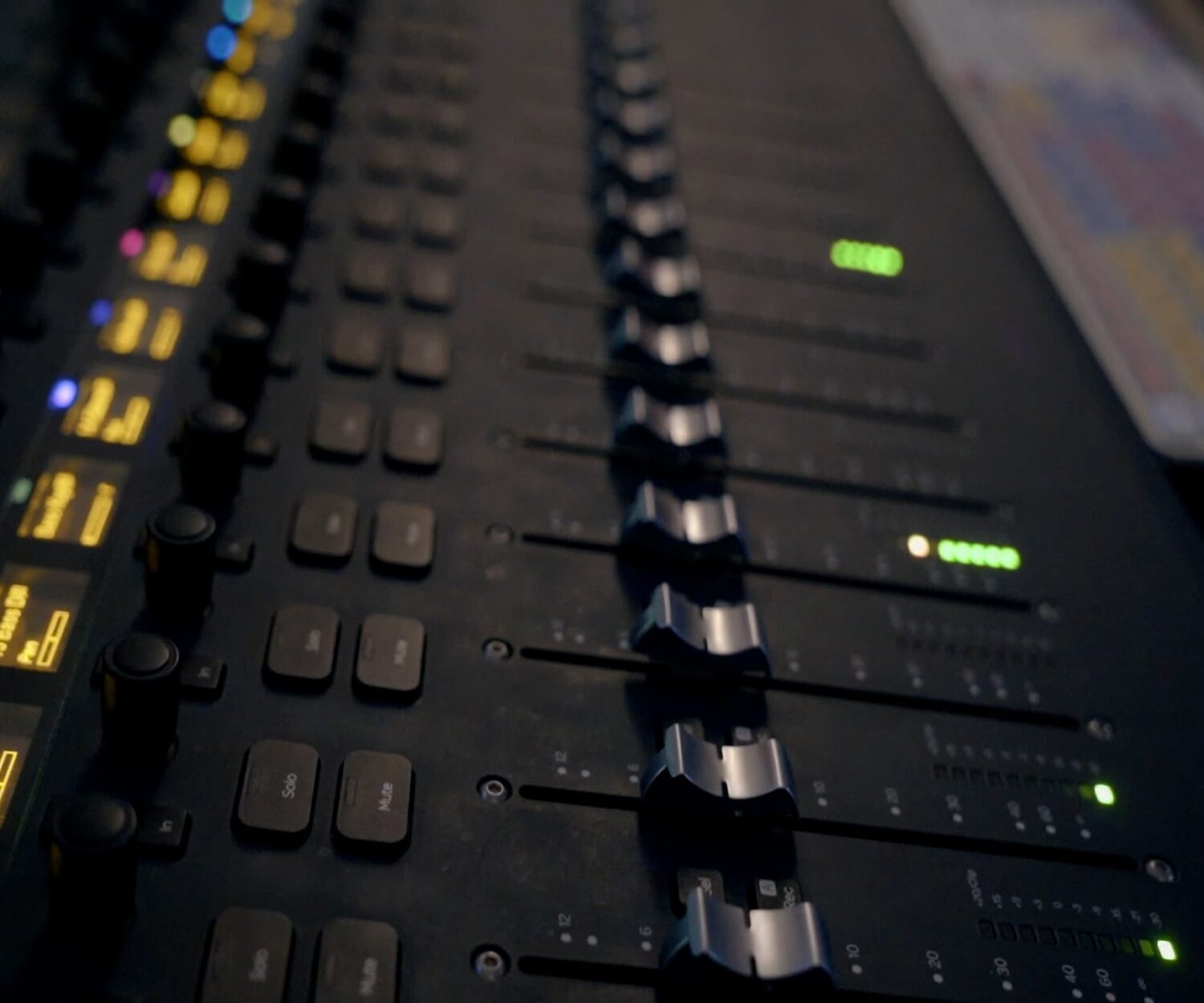 Darstellung eines Audiomischpults.