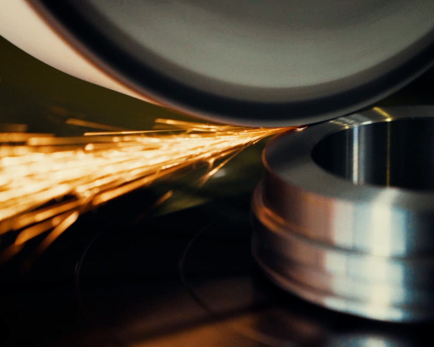 Darstellung einer Schleifmaschine im Einsatz.