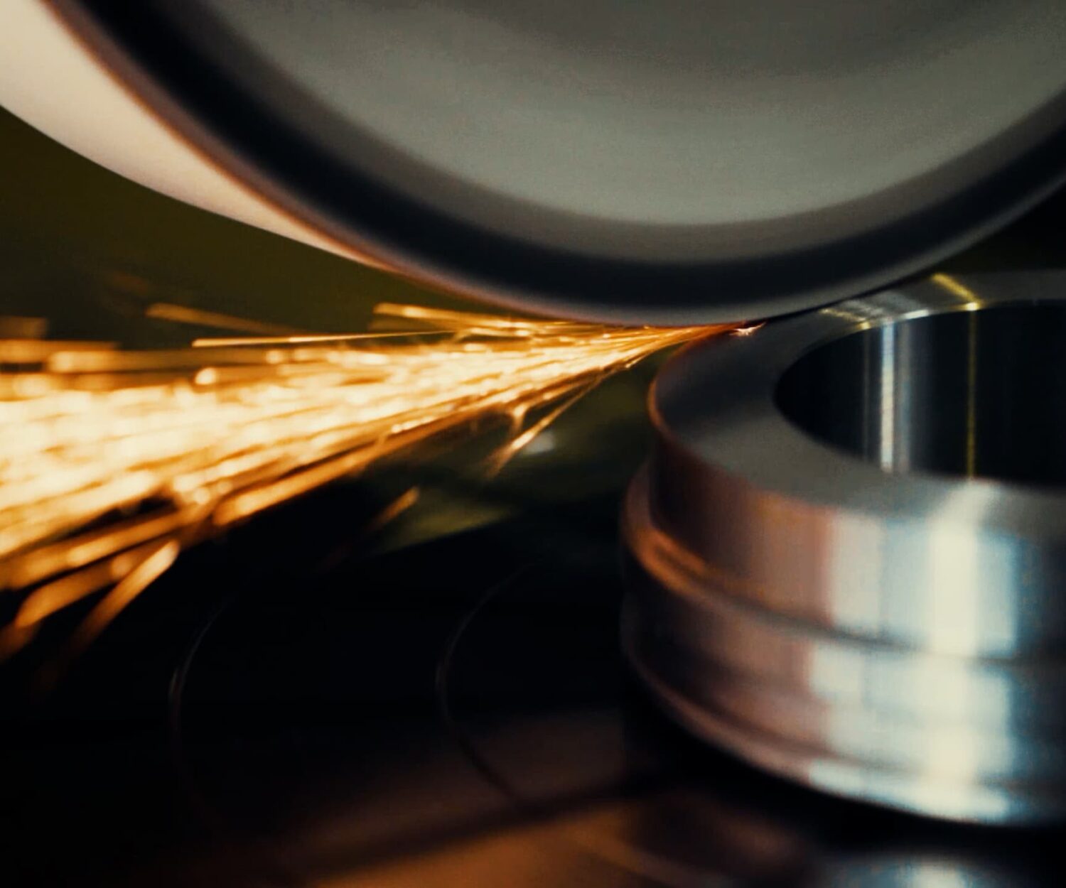 Darstellung einer Schleifmaschine im Einsatz.