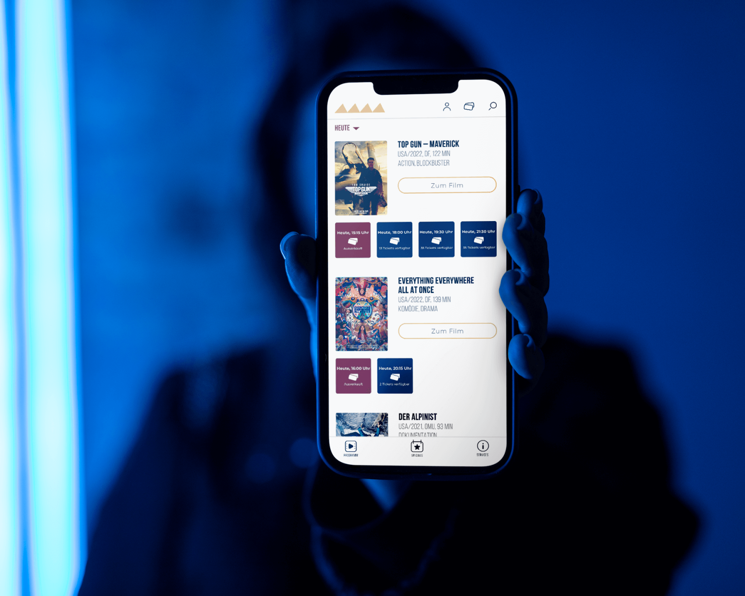Ein Mockup der neuen Startseite des Kino Freistadt, dargestellt auf einem Mobilgerät.