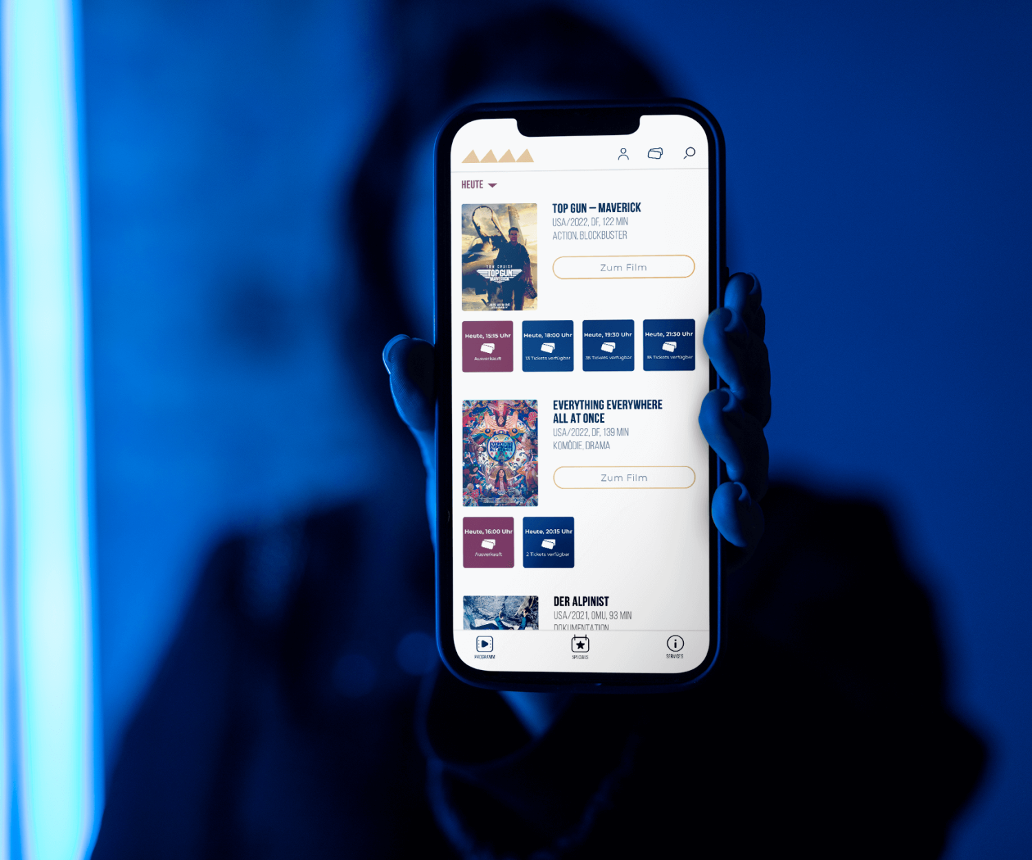 Ein Mockup der neuen Startseite des Kino Freistadt, dargestellt auf einem Mobilgerät.