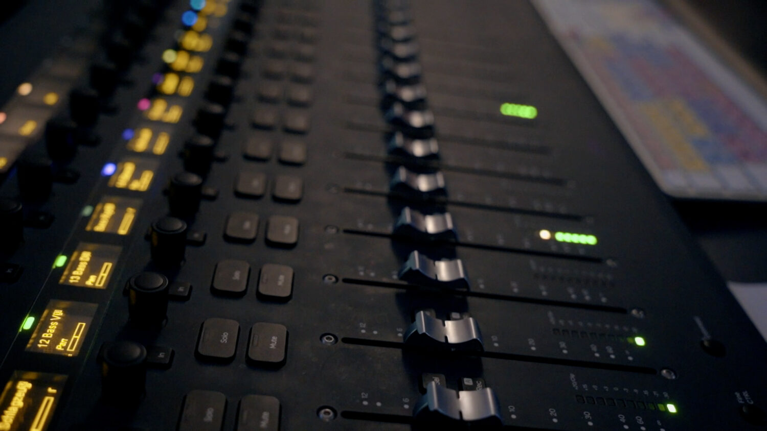 Darstellung eines Audiomischpults.